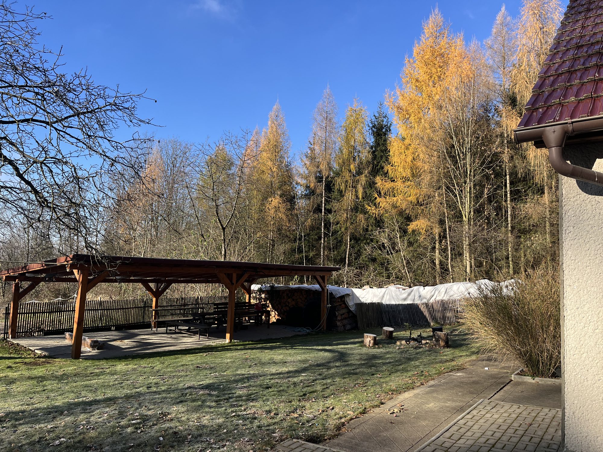 Kryté posezení a ohniště na zahradě